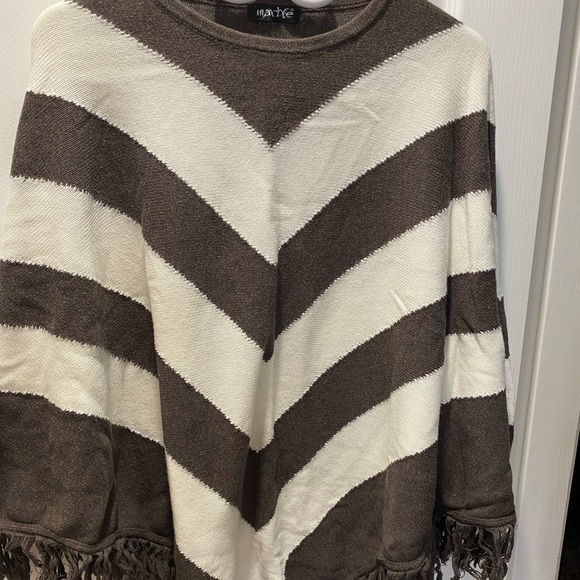 Poncho style with sleeves - Picture 2 of 3